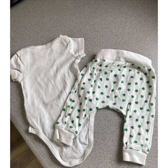 Rae Dunn Baby Mom's Lucky Charm Outfit Unisex 0-3 Months White St Patrick's Day - Picture 2 of 3